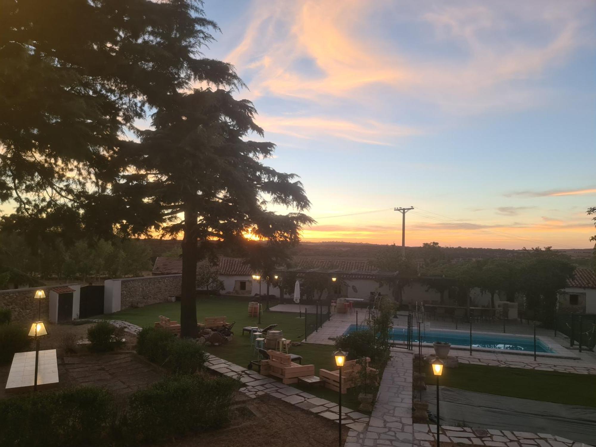 Casa Rural Palacio Conde De Aldana Con Piscina Entre Encinares Y Dehesas Terradillos Exterior foto